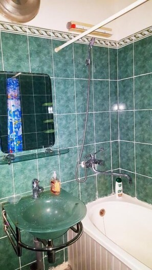 Apartment | Bathroom | Bathtub, free toiletries, hair dryer, towels