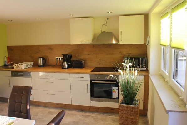 Apartment | Private kitchen | Full-size fridge, stovetop, toaster, coffee grinder - Gästehaus Silvia (Freigericht)