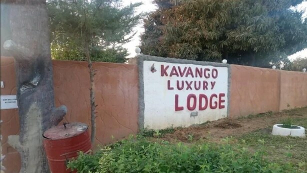 Un panneau indiquant l’emplacement du Kavango Luxury Lodge.