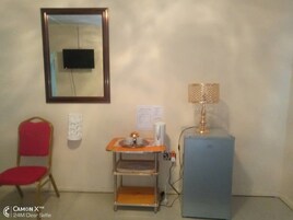 Minibar, escritorio y tabla de planchar con plancha 