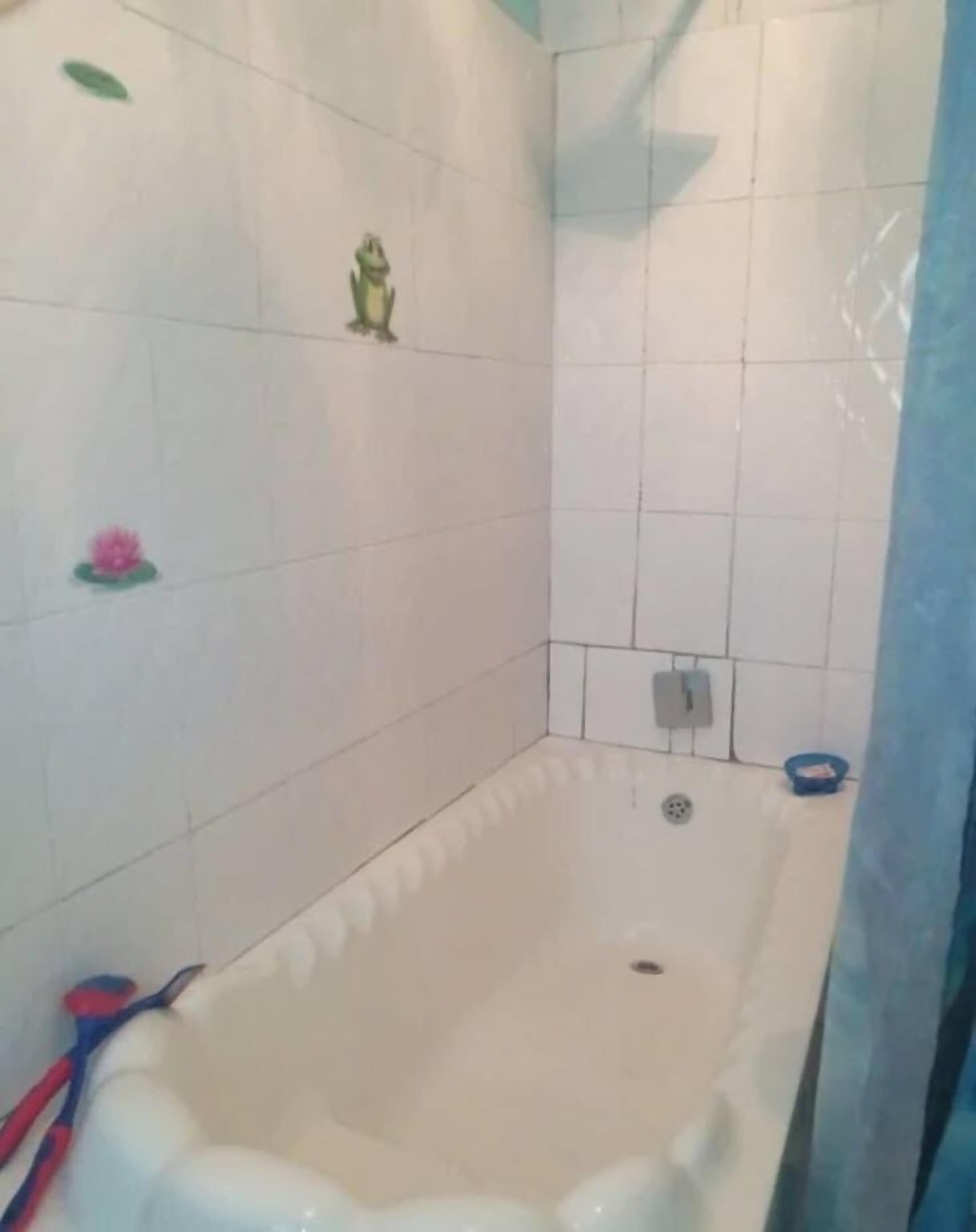 Ein Badezimmer mit einer Badewanne, Toilette und Dusche.