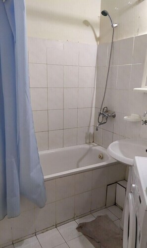 Apartemen | Kamar mandi | Bathtub, handuk, sabun, dan tisu toilet