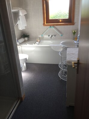 Standard Double Room | Bathroom | Separate tub and shower, free toiletries, hair dryer, bathrobes - Newton Croft B&b (Dingwall)