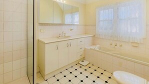 House, 3 Bedrooms, Courtyard View | Bathroom - The Heart of Geelong (Geelong)
