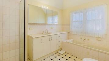 Rumah, 3 kamar tidur, pemandangan halaman | Kamar mandi | Bathtub dan shower terpisah dan bathtub dengan aliran air