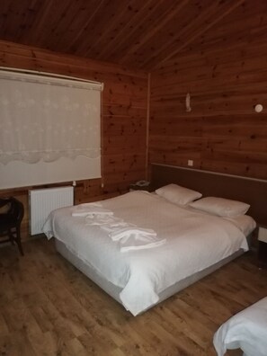 Club-Dreibettzimmer, Mehrere Betten, zum Garten hin | Hochwertige Bettwaren, laptopgeeigneter Arbeitsplatz
