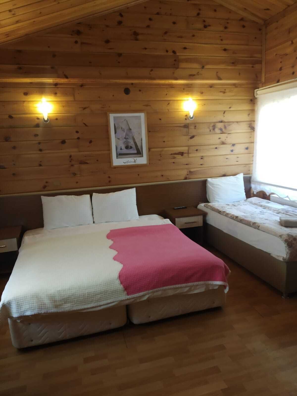 Traditional-Dreibettzimmer | Essbereich im Zimmer