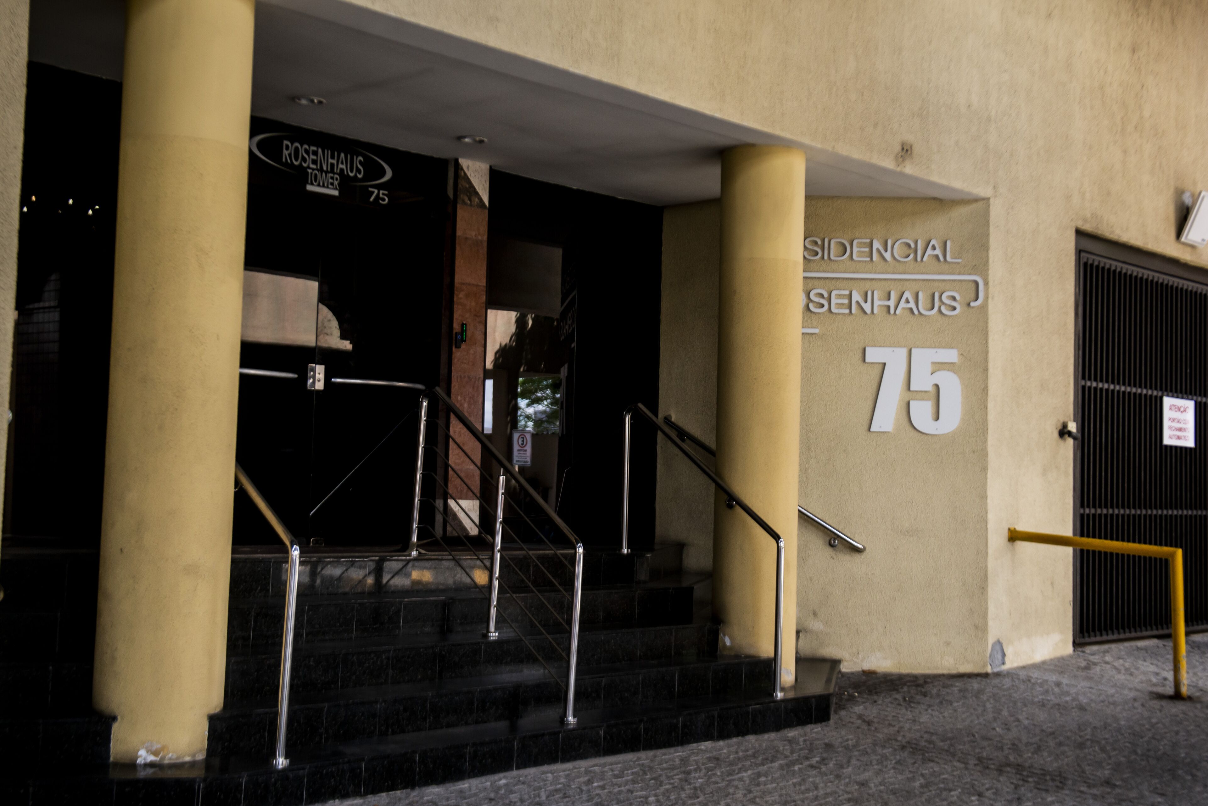 La entrada a un edificio con un letrero que dice 'ROSENHAUS TOWER 75'.