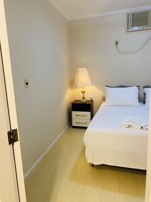 1 habitación y espacio para trabajar con laptop