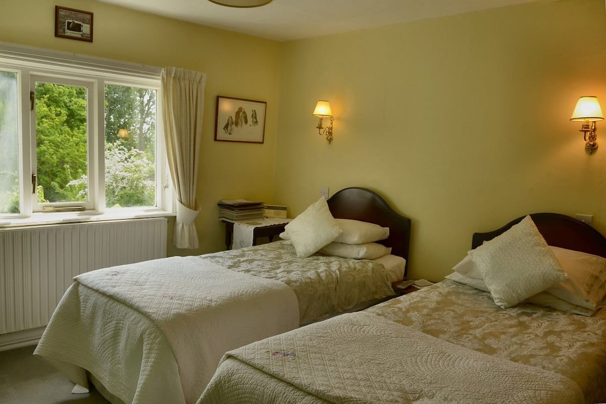 Tabla de planchar con plancha, wifi gratis y ropa de cama