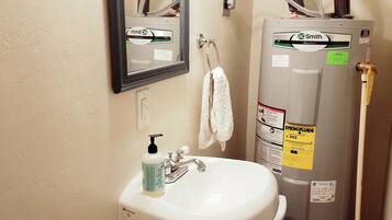 Secadora de cabello, toallas, jabón, shampoo