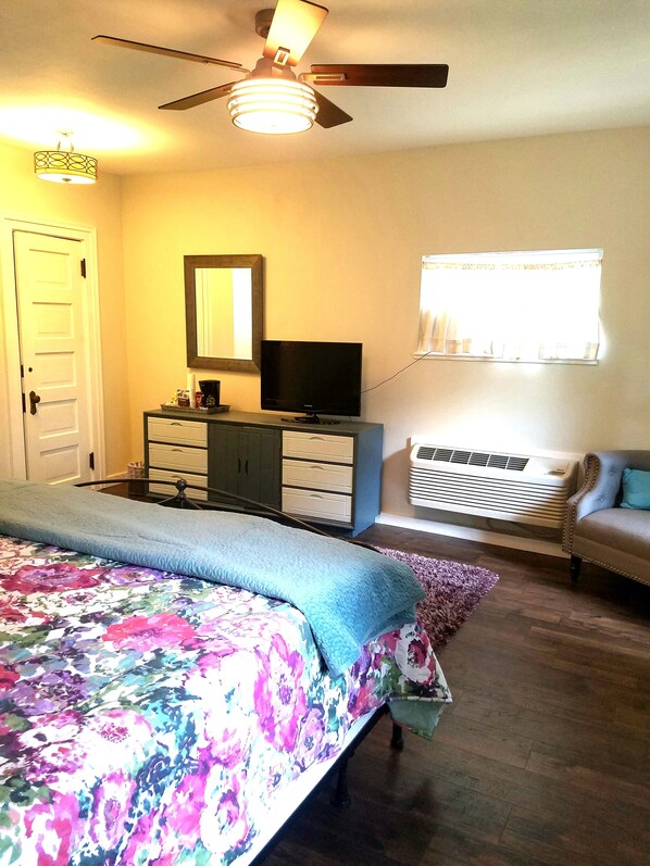 1 bedroom, desk, WiFi, bed sheets