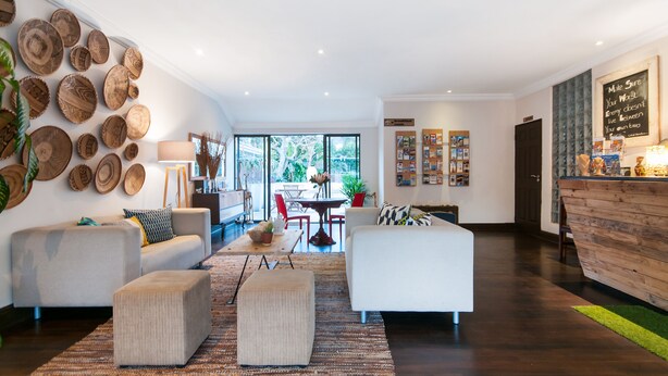 Una sala de estar moderna con un gran ventanal, una zona de comedor y una encimera de cocina.