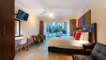 Quarto executivo, 1 cama Queen (Garden facing) | Cofres nos quartos, escrivaninha, espaço de trabalho para notebook