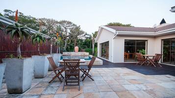 2 piscinas externas, espreguiçadeiras