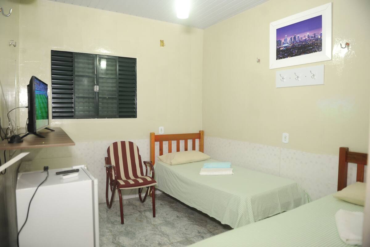 Minibar, tabla de planchar con plancha, wifi gratis y ropa de cama