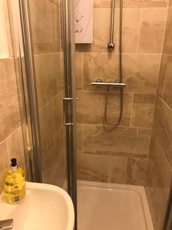 Departamento | Baño | Regadera, secadora de cabello, toallas, jabón 