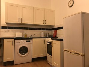 Departamento | Cocina privada | Refrigerador, microondas, horno y parrilla de estufa 