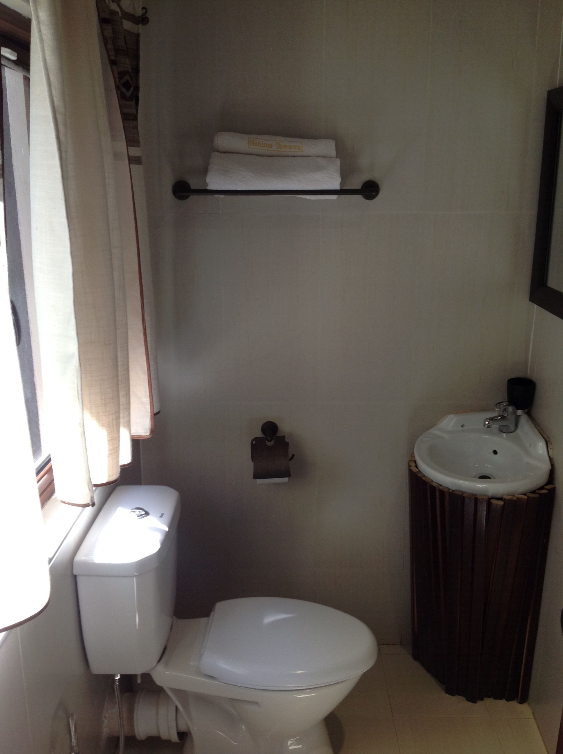 Dusche, kostenlose Toilettenartikel, Haartrockner, Handtücher