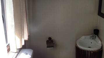 Dusche, kostenlose Toilettenartikel, Haartrockner, HandtĂŒcher