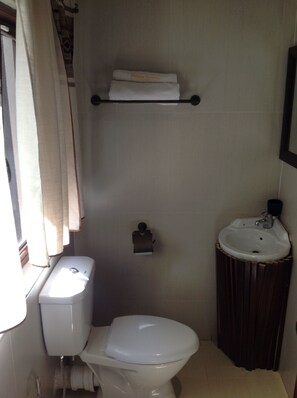 تجهيزات دش، مستلزمات مجانية للعناية الشخصية، مجففات شعر، مناشف