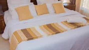 Minibar, meja kerja, ruang kerja ramah laptop, dan setrika/meja setrika