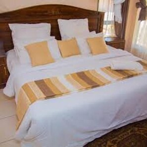 ميني بار ومكتب ومساحة عمل للكمبيوتر المحمول ومكواة/لوح كي