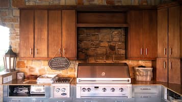 Réfrigérateur, micro-ondes, plaque de cuisson, cafetiÚre/bouilloire