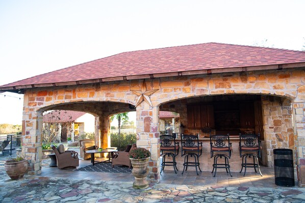 Outdoor dining - Garden Cottage at Rockin Star Ranch (Brenham)