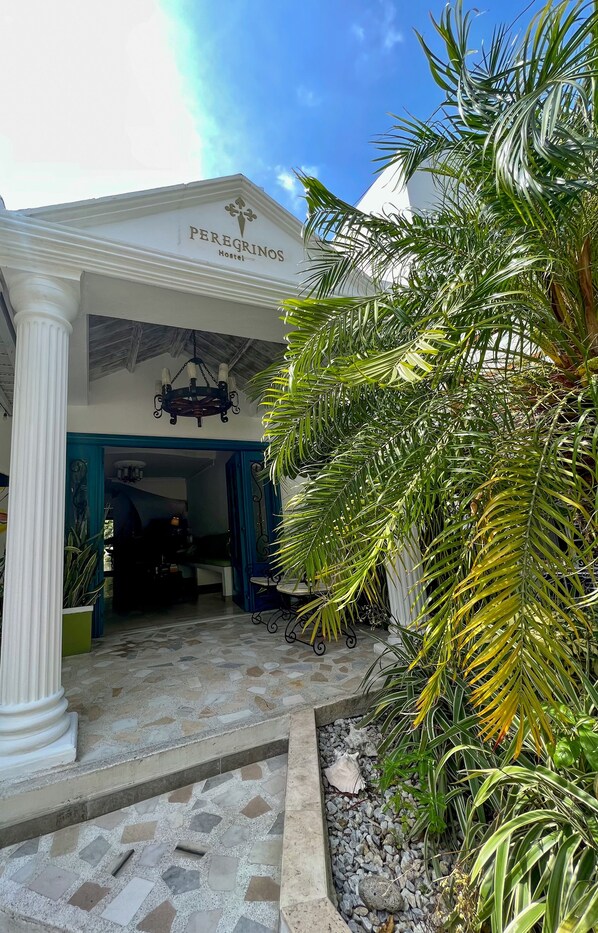 Vista frontal de la propiedad