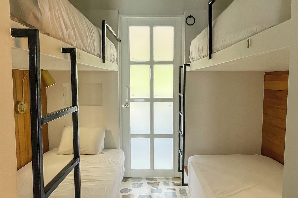 Kamar Keluarga, Beberapa Tempat Tidur, 2 kamar mandi | Seprai antialergi, Wi-Fi gratis, dan didekorasi berbeda-beda