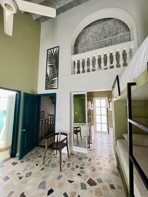 Habitación individual clásica, varias camas, baño privado | Wifi gratis y ropa de cama