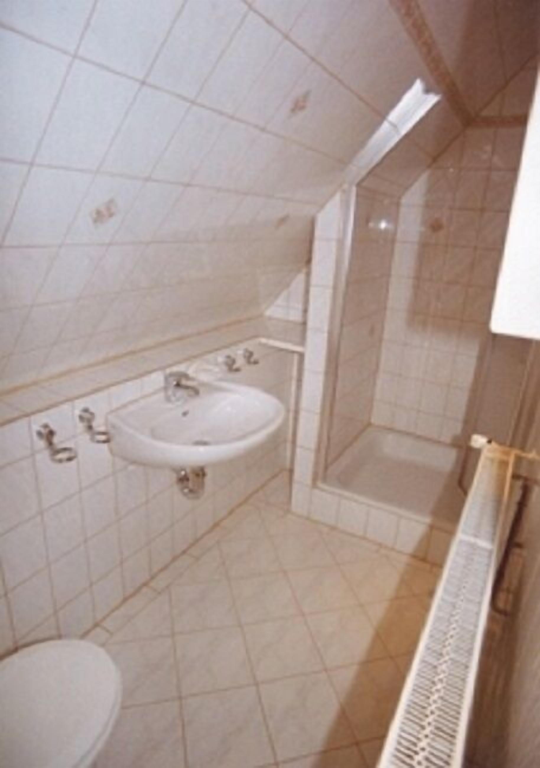 Twin Room | Bathroom | Combined shower/bathtub, slippers, towels