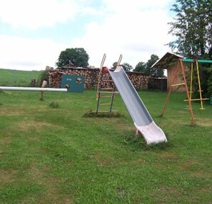 Children's play area - outdoor - Ferienwohnung Richter (Thermalbad Wiesenbad)
