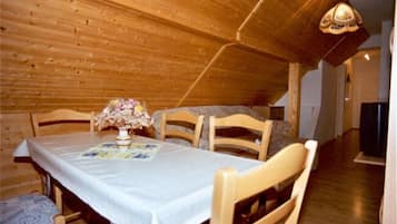 Apartment | Essbereich im Zimmer
