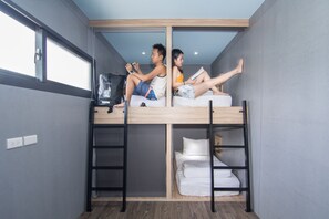 In-room safe, bed sheets - Liuqiu Dive Hostel (Liuqiu)