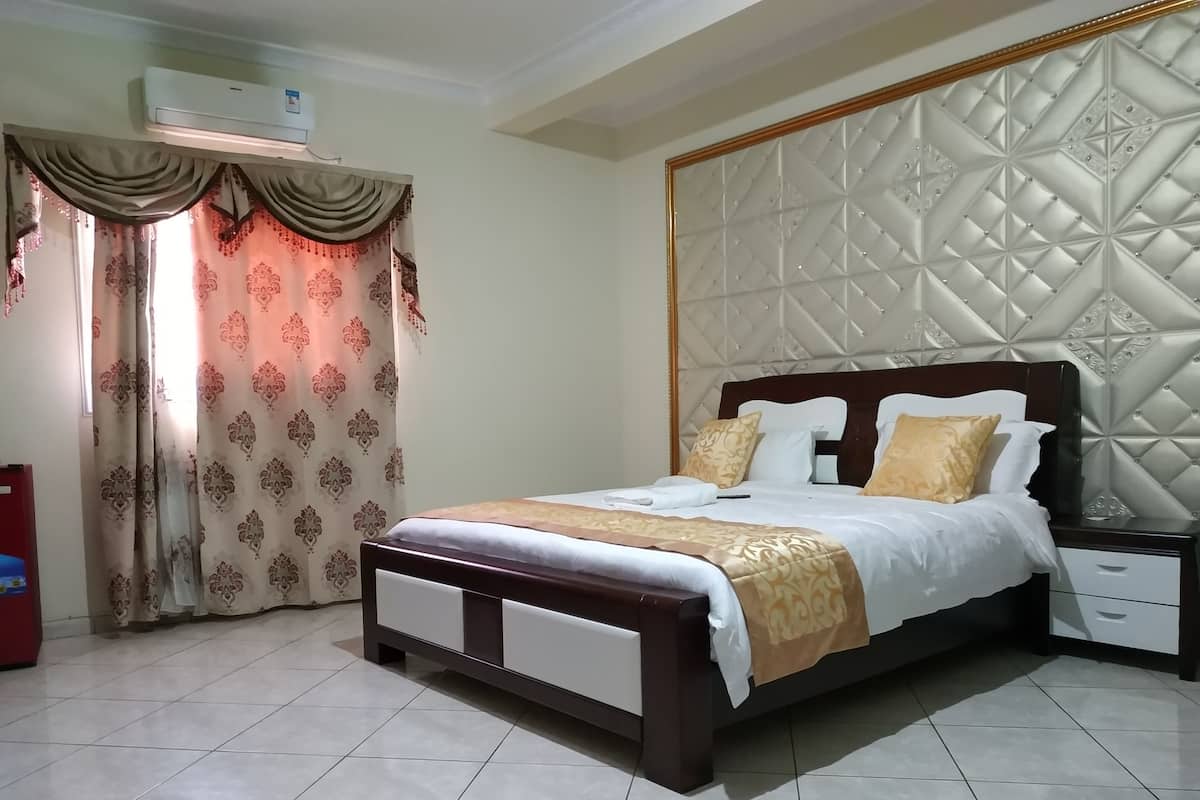 Standard Double Room | Minibar, in-room safe, individually decorated, individually furnished