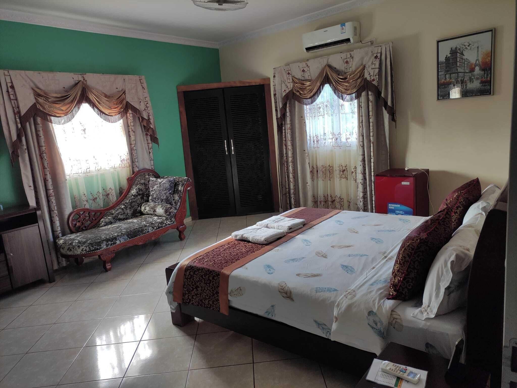 Habitación Confort doble | Minibar, caja fuerte, decoración individual y mobiliario individual