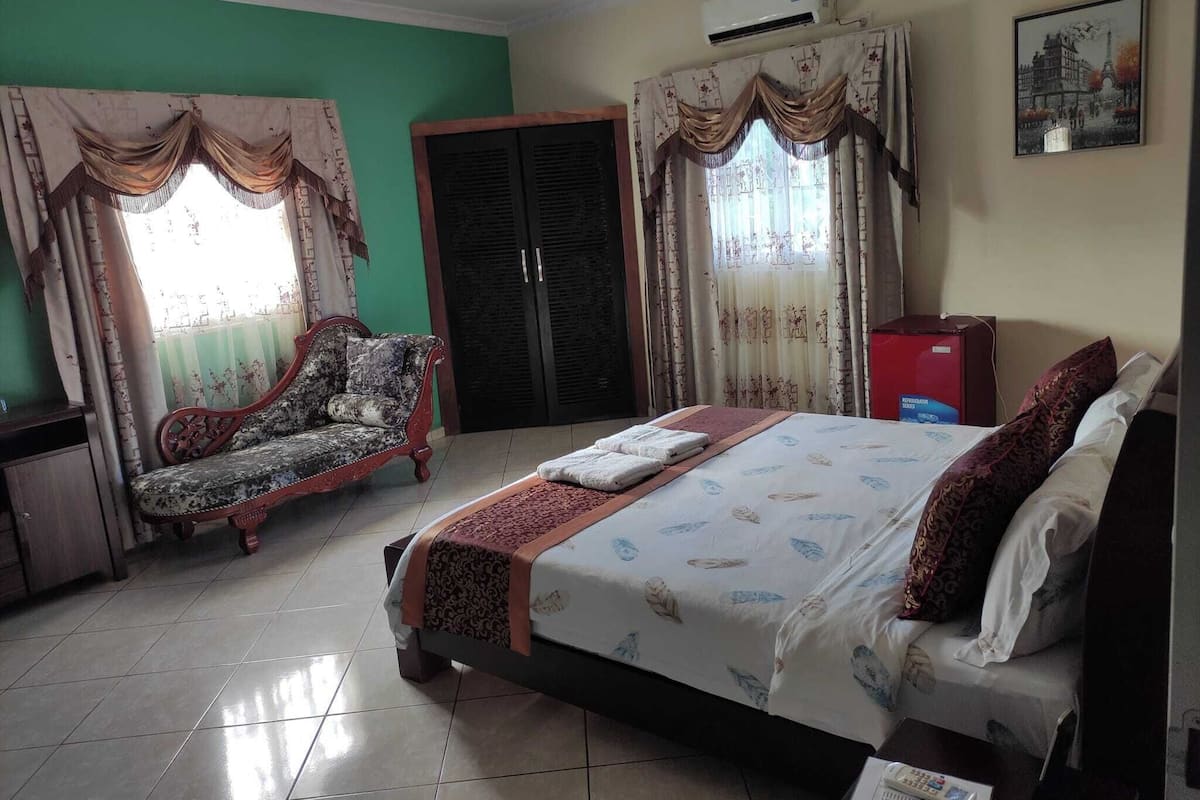 Comfort Double Room | Minibar, in-room safe, individually decorated, individually furnished