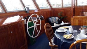 Classic Cabin | In-room dining - Ocean Warden (Penzance)