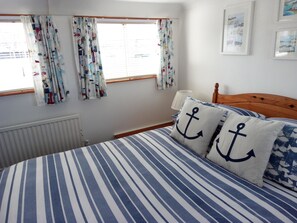 Classic Cabin | Blackout curtains, free WiFi, bed sheets - Ocean Warden (Penzance)