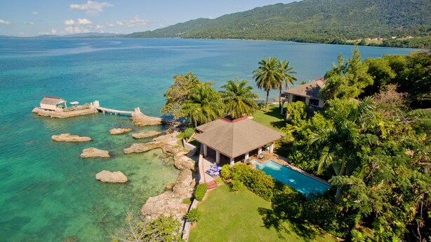 A tropical resort with a swimming pool, a gazebo, and a view of the sea. - Bluefields Bay Villas (Bluefields)