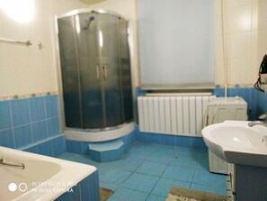 아파트 | 욕실 | 욕조, 무료 세면용품, 헤어드라이어, 타월