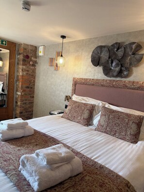 Deluxe King | Egyptian cotton sheets, premium bedding, blackout curtains, free WiFi - Rylands Farmhouse (Wilmslow)