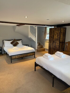 Family Cottage 3 | Egyptian cotton sheets, premium bedding, individually decorated - Rylands Farmhouse (Wilmslow)