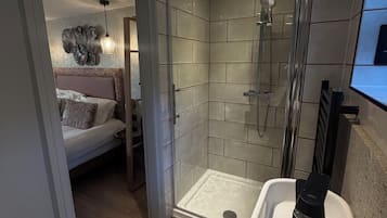 Habitació Deluxe, 1 llit de matrimoni gran | Bany | Articles de tocador gratuïts, assecador de cabells i barnussos