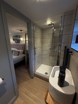 Habitación Deluxe, 1 cama de matrimonio grande | Baño | Artículos de higiene personal gratuitos, secador de pelo y albornoces