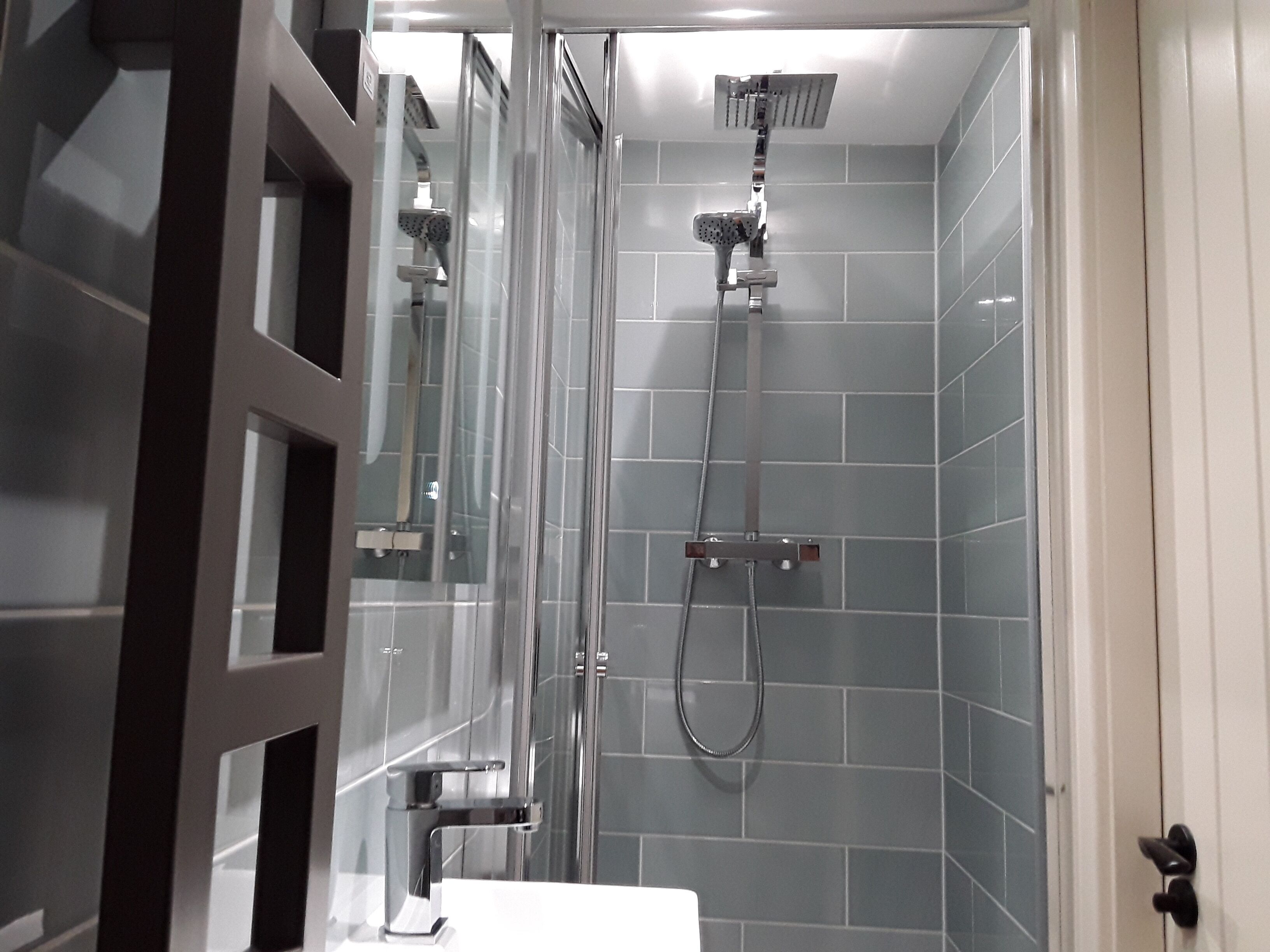 deluxe twin room | bathroom | free toiletries, hair dryer, bathrobes, towels