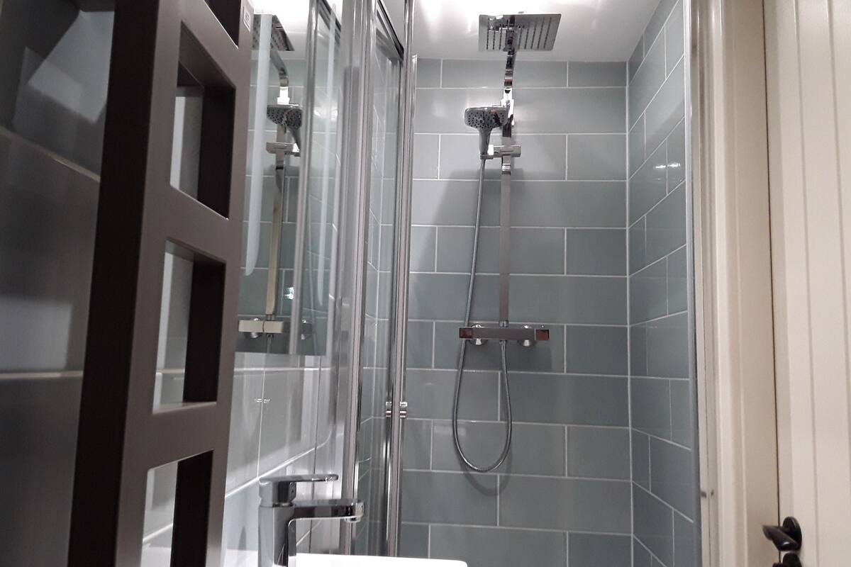 deluxe twin room | bathroom | free toiletries, hair dryer, bathrobes, towels