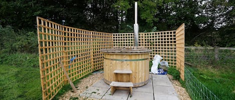 Chalet rustique | Baignoire à remous extérieure